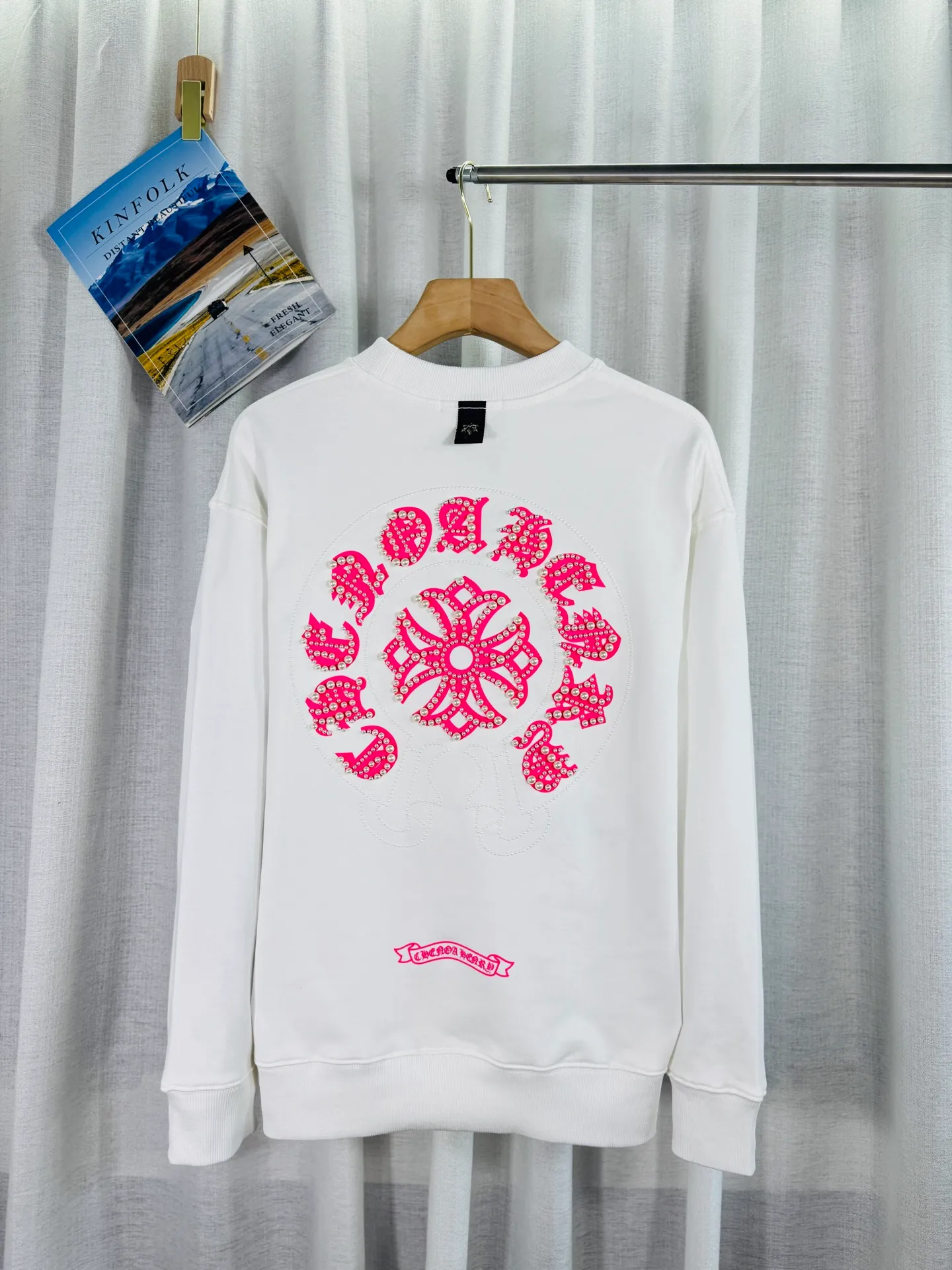 P260 top version, real shot without P, ​​different from market currency) 𝗖𝗵𝗿𝗼𝗺𝗲 𝗛𝗲𝗮𝗿𝘁𝘀/Cro Heart 2025 Reflective Embroidered Beads Compass Embroidered Autumn and Winter New Original Counter American Laser Burnt 3D Pearl Embroidered Couple Casual Sweater 👑The highest version! Customized fabric 420g tripe terry fabric! American acid-washed and distressed original fabric laser burnt ✟appliqué embroidery and exquisite embroidery of letters! The best-selling model in the counter, very comfortable to wear. Accessories: original molded and authenticated collar label➕100% silk wash label. Genuine purchase-grade original hangtag➕matching hanging rope➕3D hanging beads➕original packaging bag. Craftsmanship: The original version has consistent wiring! The highest version of the armhole matching technique! Color: Black White Size: S M L XL Style No.: 9319